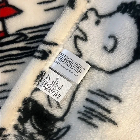 Peanuts Themed Blanket with Red and Black Design - Picture 5 of 5